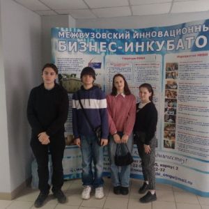 студенты и стенд