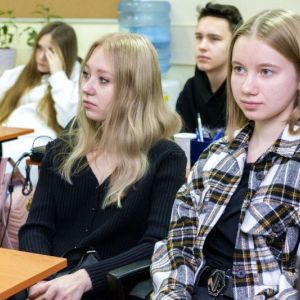 10 декабря в Университетском лицее прошел правовой урок, посвященный Дню Конституции, который в нашей стране отмечается с 1994 года.