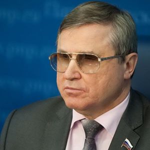 Депутат Государственной Думы Олег Николаевич Смолин поздравил студентов ОмЮК и СибЮУ с 8 марта