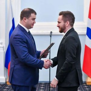 Губернатор Омской области вручил Благодарственное письмо выпускнику Омского юридического колледжа Артему Зеленину
