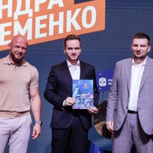 Зелен