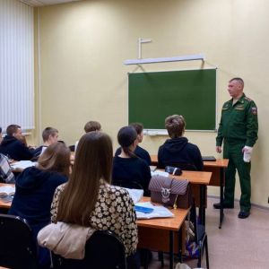 Встреча студентов с преподавателем кафедры эксплуатации бронетанковой и автомобильной техники Омского автобронетанкового инженерного института подполковником С.В. Покровским. 