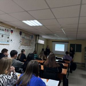 Слушатели ОмА МВД России провели профилактические занятия с обучающимися колледжа