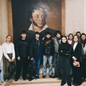 Первокурсники в библиотеке имени А.С. Пушкина: погружение в мир поэзии и наследия великого поэта