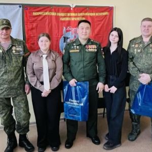 Связь поколений и уроки мужества: студенты университета встретились с ветеранами СВО