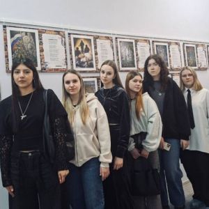 Синергия мужества и искусства: студенты ОмЮК посетили иммерсивную выставку «СВОй вижу образ»